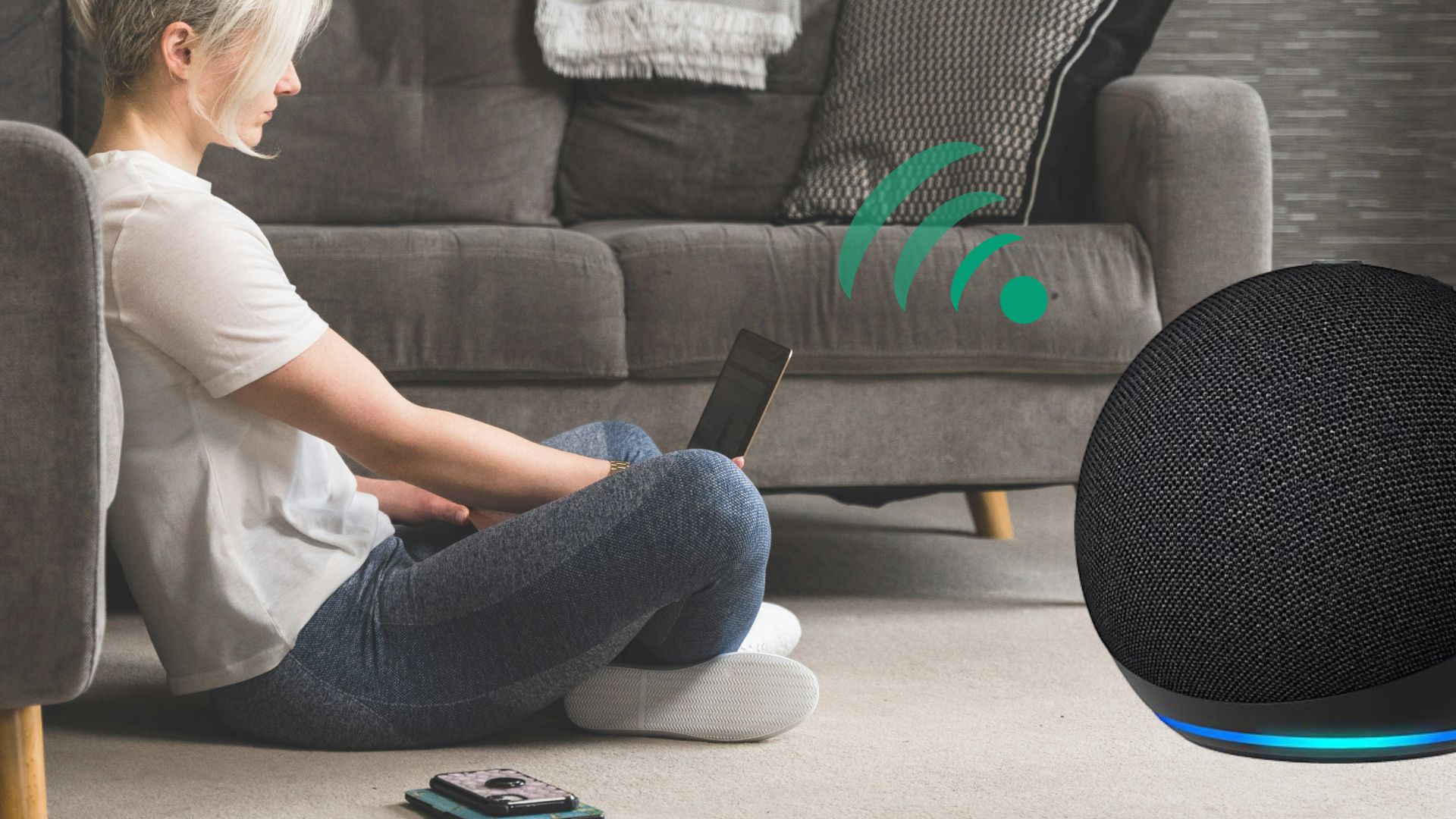 Clivet Klimaanlagen SmartHome Darstellung Frau mit Tablet im Wohnzimmer und Amazon Echo Dot
