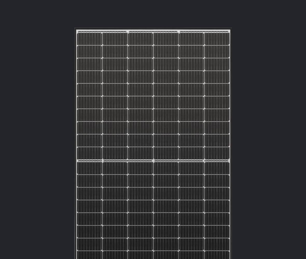 Solar Module vor schwarzem Hintergrund