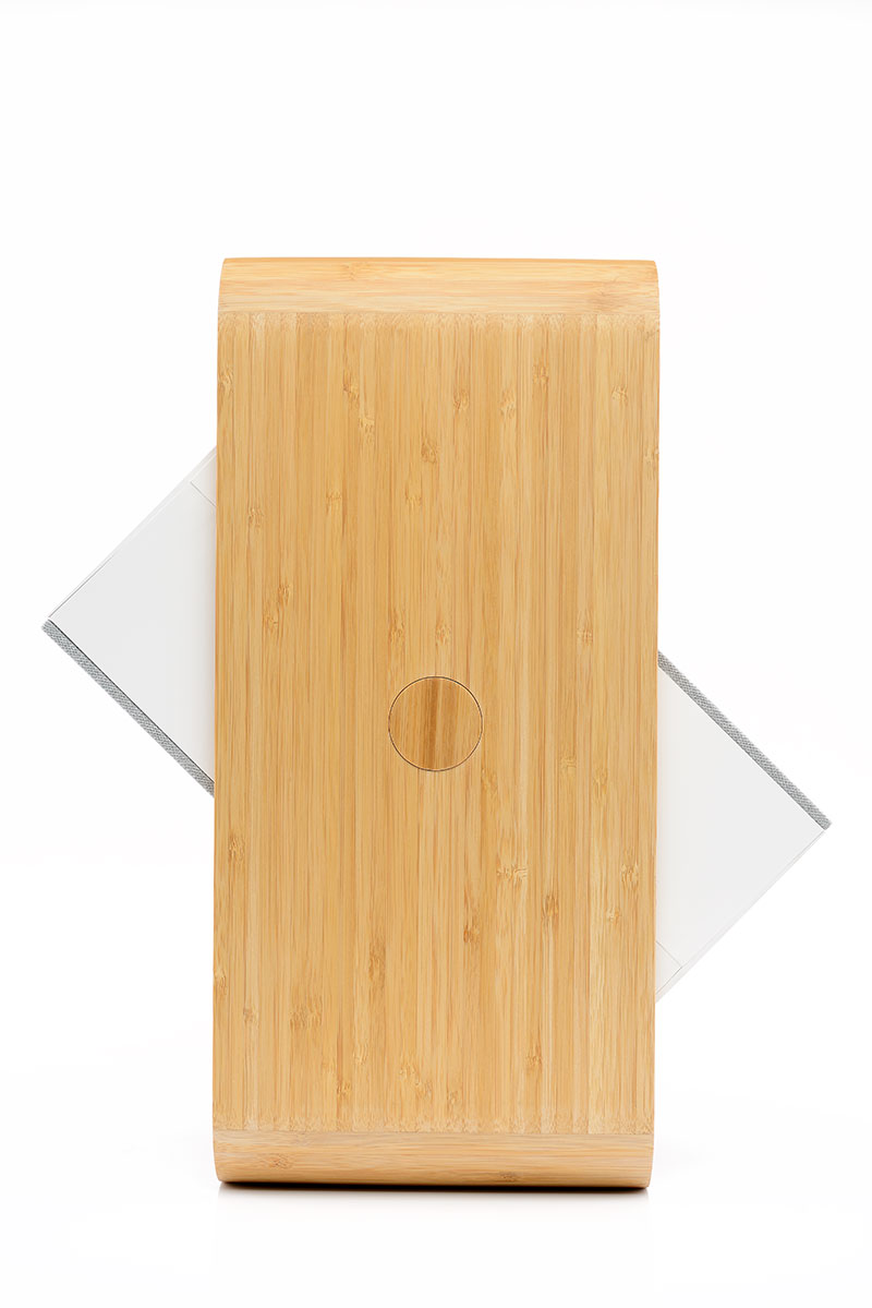 OneLife X Design-Luftreiniger, Seitenansicht, stehend, gekippt, vor weißem Hintergrund