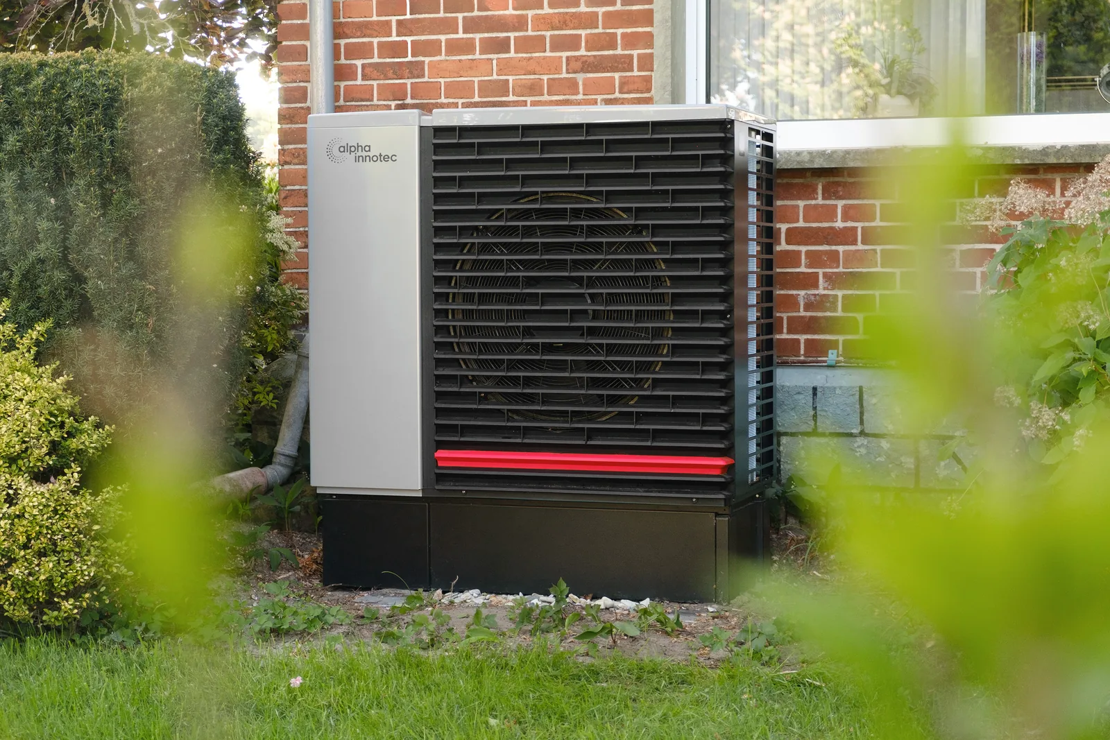 alpha innotec Hybrox 16 Luft/Wasser-Wärmepumpe R290 Monoblock zum Heizen und Kühlen