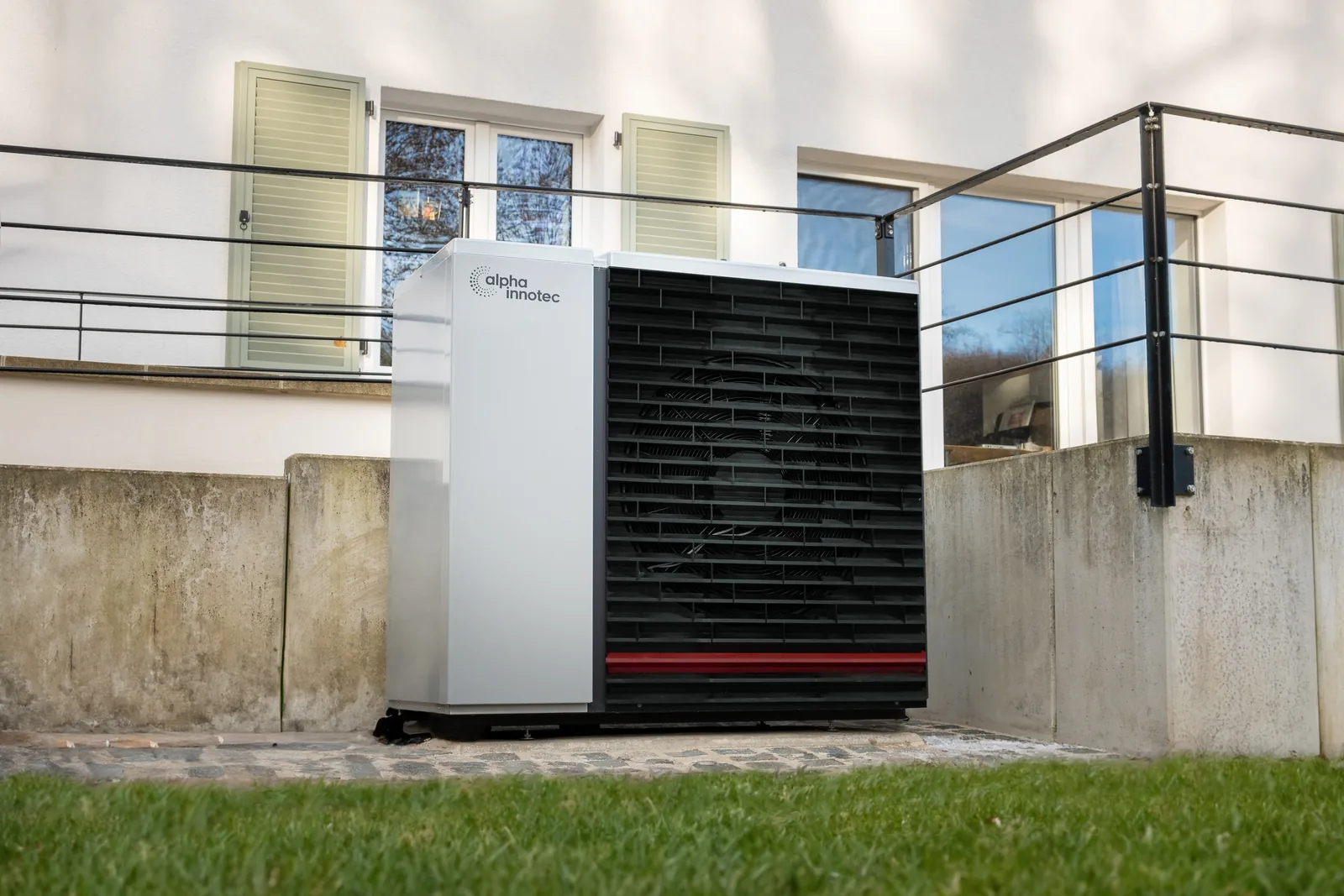 alpha innotec Hybrox 16 Luft/Wasser-Wärmepumpe R290 Monoblock zum Heizen und Kühlen