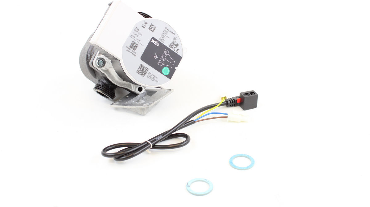 Buderus Pumpe Para 7M RSL 9H | HomePerfect Buderus Pumpe Para 7M RSL 9H | Auf weißem Hintergrund, Frontalansicht