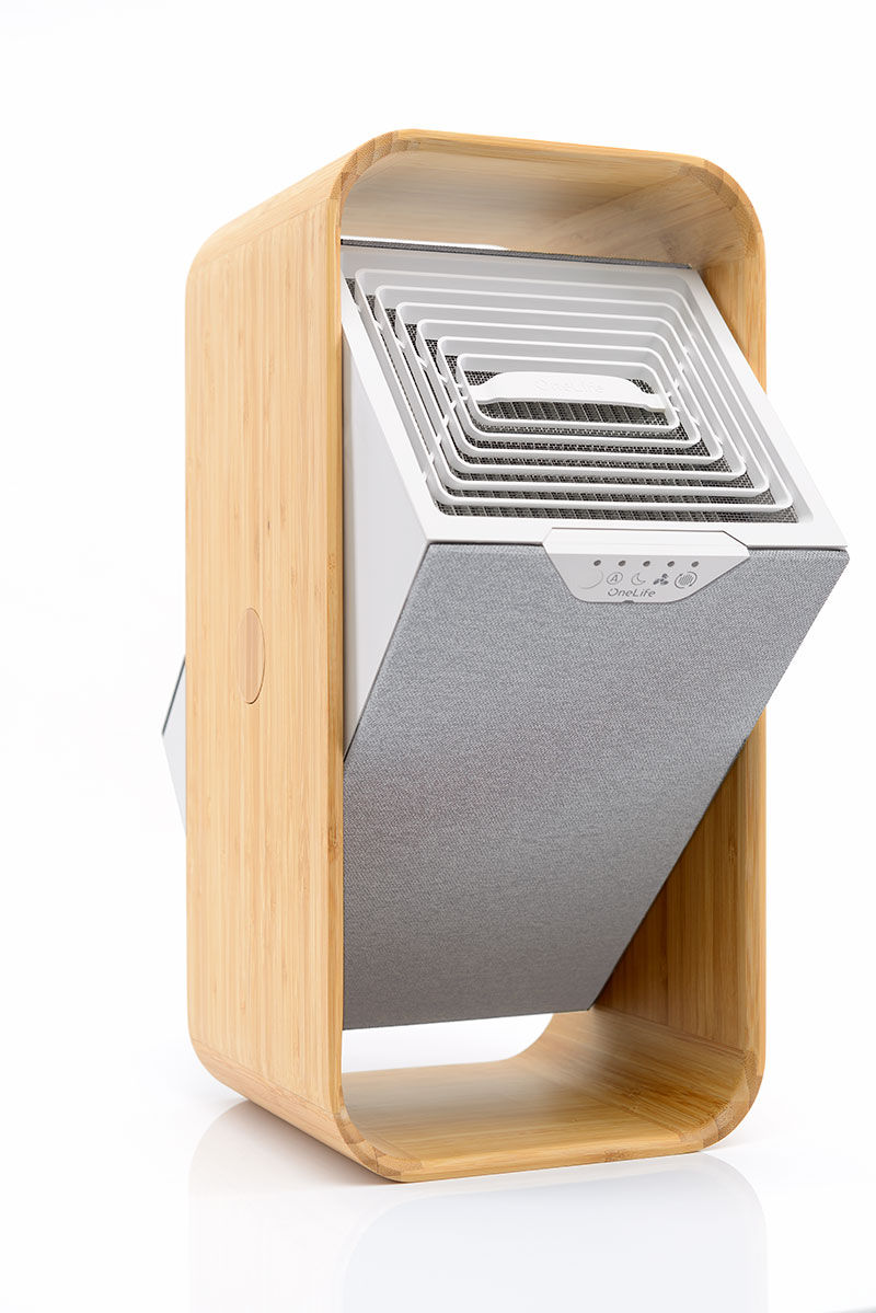 OneLife X Design-Luftreiniger Seitenansicht, stehend, gekippt, vor weißem Hintergrund