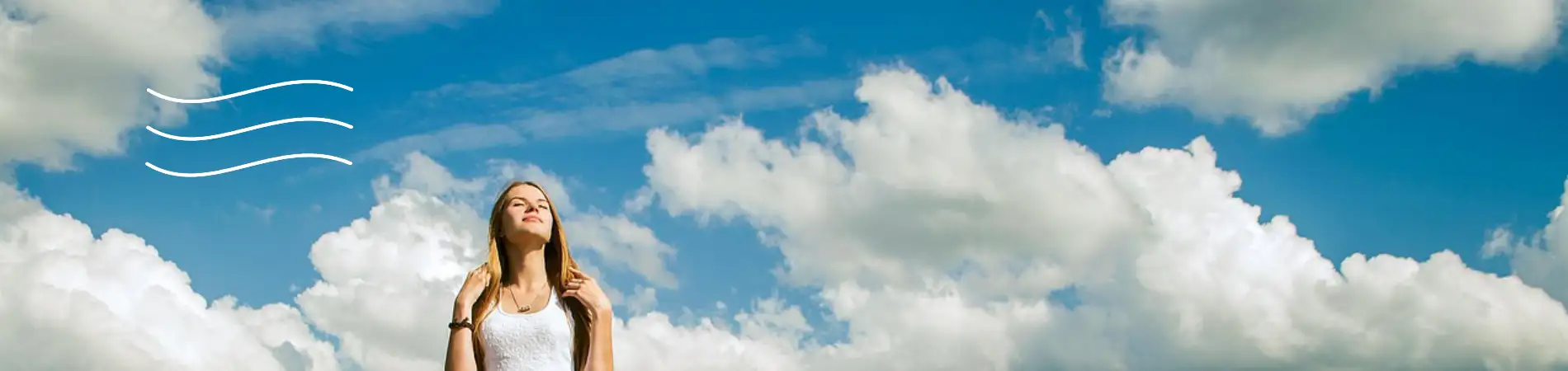 Richtig lüften Eine Frau steht vor einem blauen Himmel mit ein paar Wolken