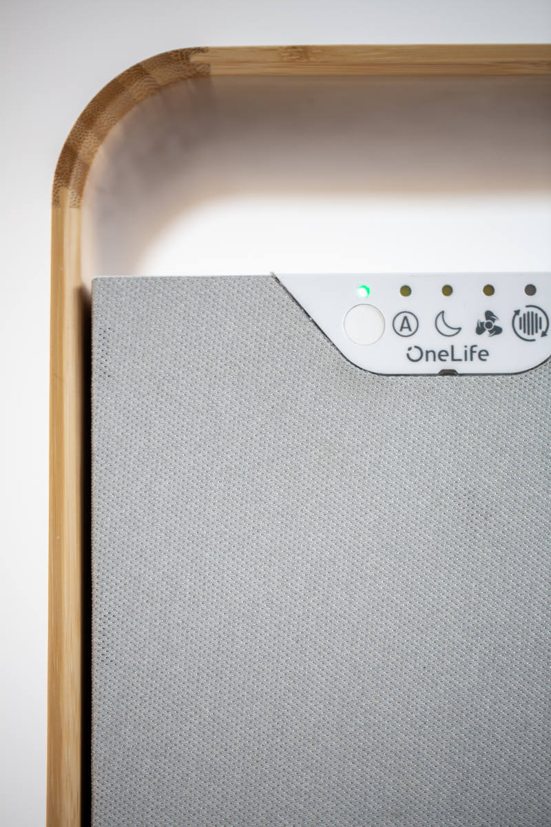 OneLife X Design-Luftreiniger Frontansicht, Bedienpanel, vor weißem Hintergrund