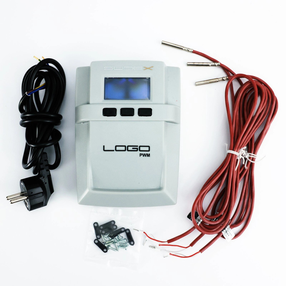 Sunex AMP 2.0 Komplettset 2 Flachkollektoren Flachdach, Regler Logo PWM, vor weißem Hintergrund