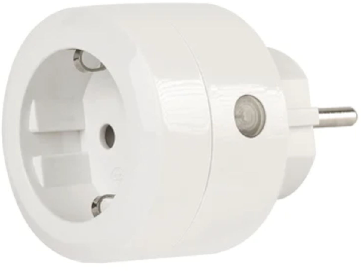 Smart Home Schaltsteckdose 16 A, Seitenansicht rechts, auf weißem Hintergrund